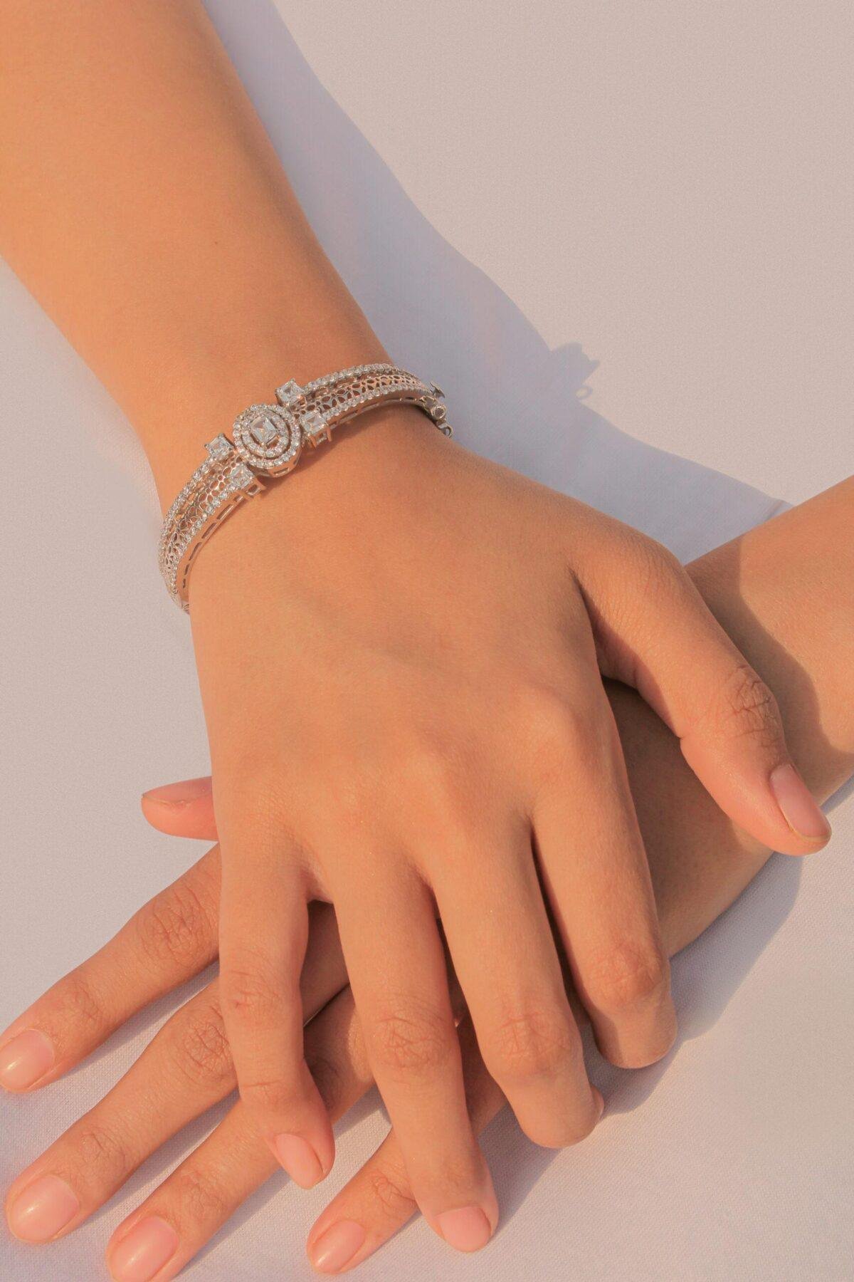 Noufera's Luxe Halo Bracelet - Image 6