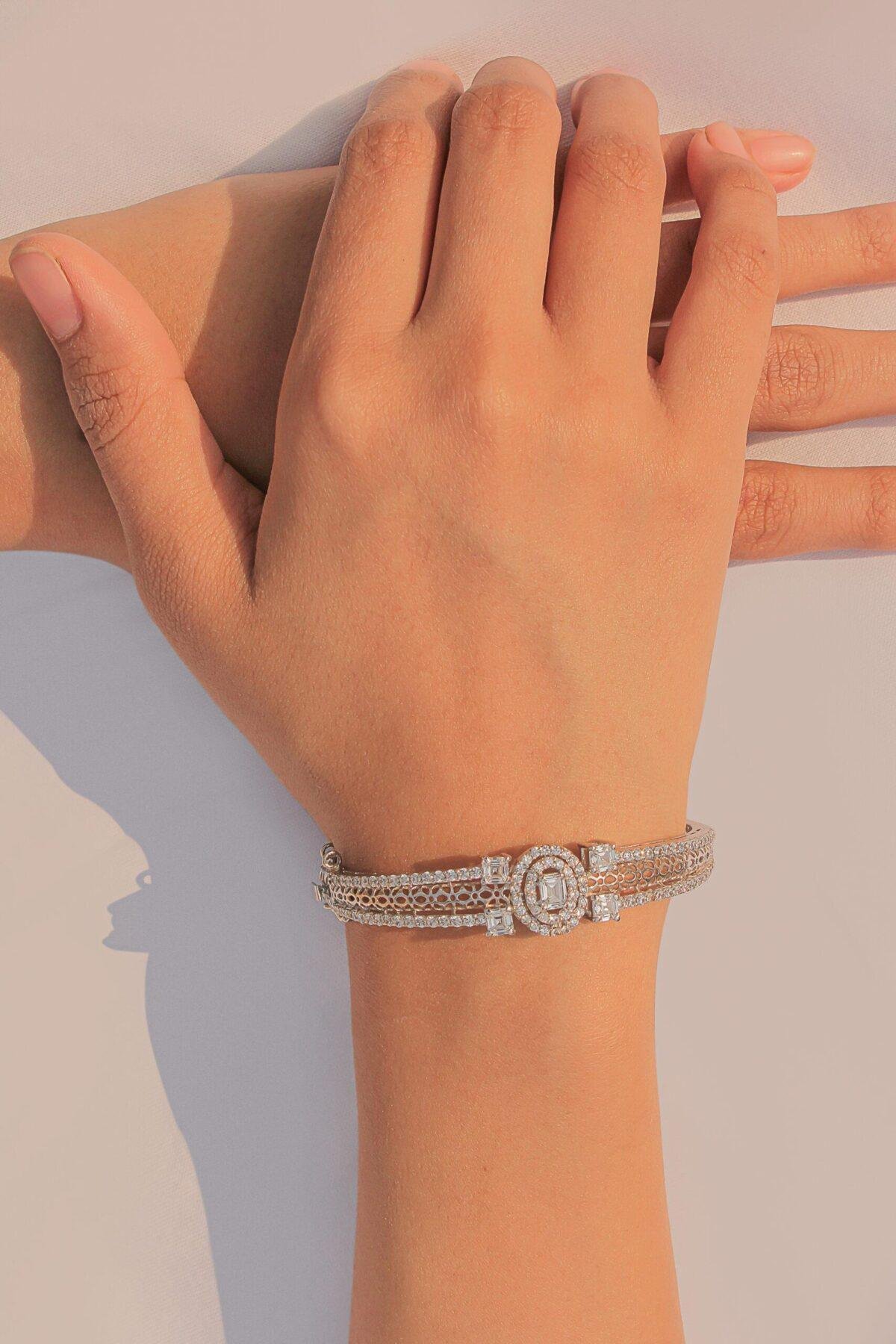 Noufera's Luxe Halo Bracelet - Image 7